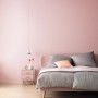 Schlafzimmer in Kristallrosa mit Schöner Wohnen Designfarbe, Bett und Nachttisch.