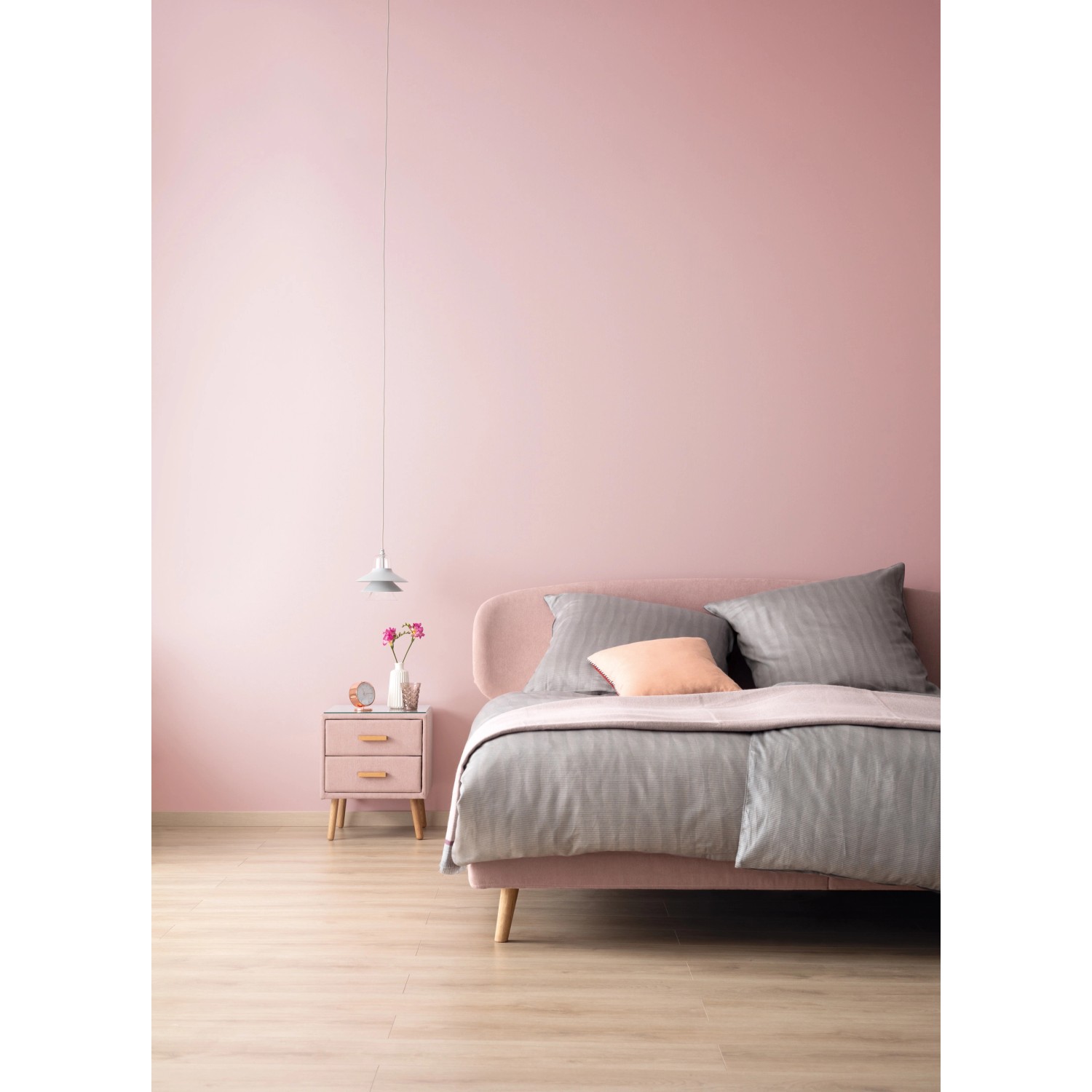 Schlafzimmer in Kristallrosa mit Schöner Wohnen Designfarbe, Bett und Nachttisch.