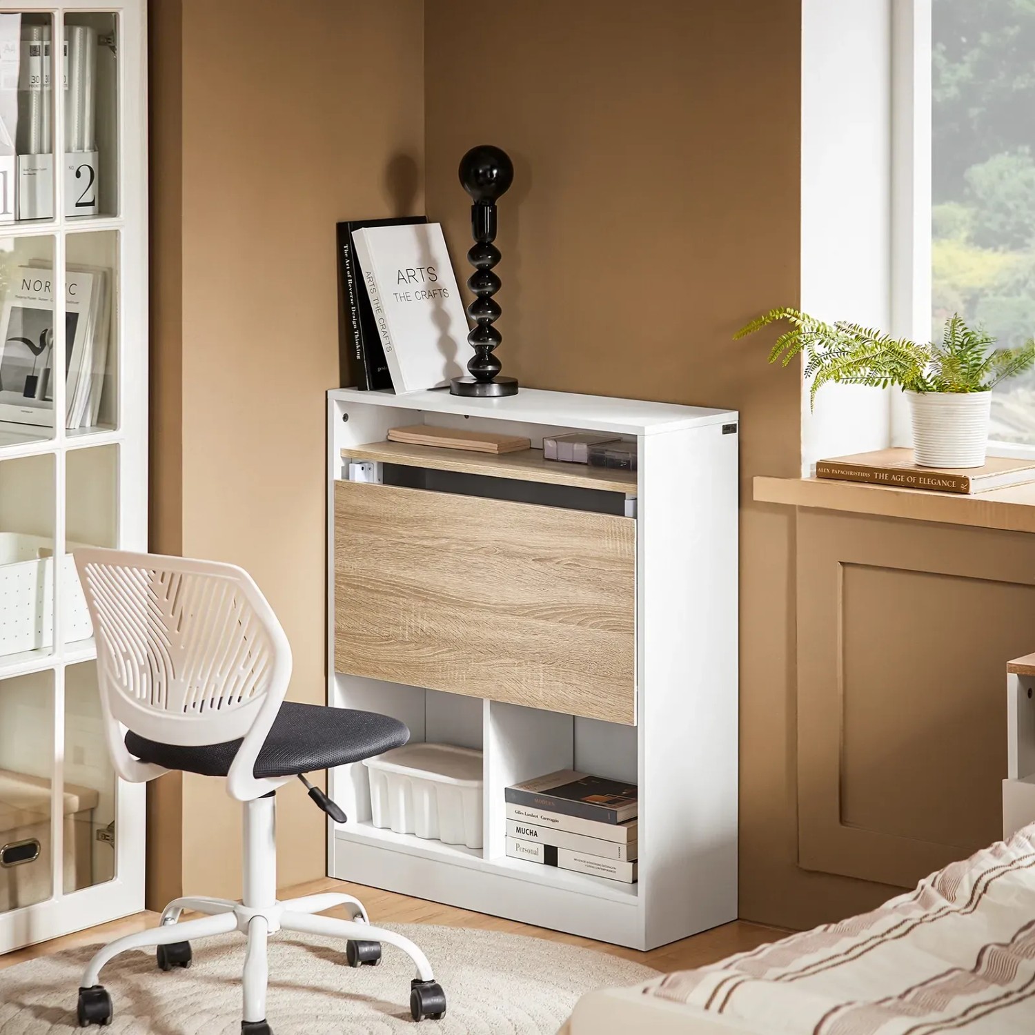 Weiß-naturfarbener Klapptisch mit Holzoptik-Front, als Schrank gefaltet, mit Ablagen. Kompakter Bürotisch.