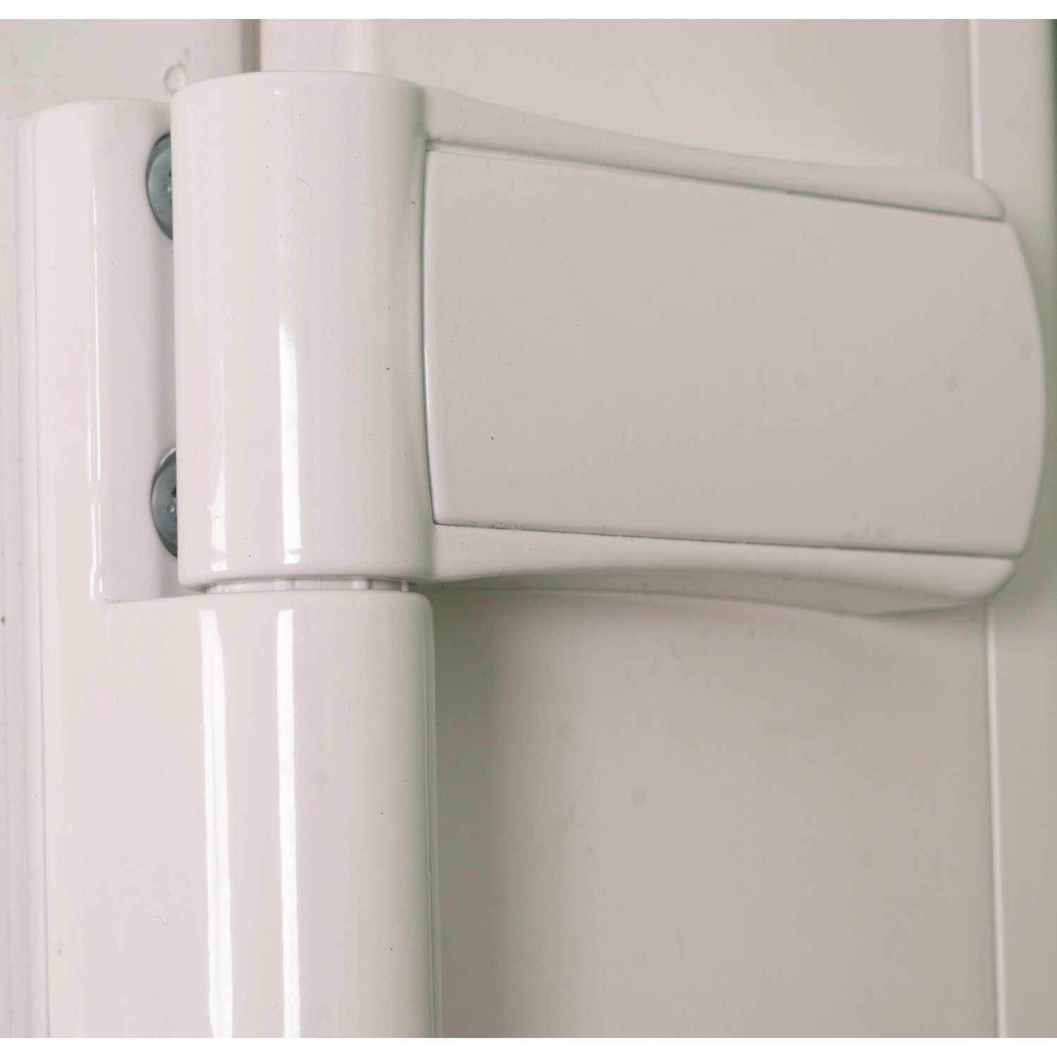 Detailaufnahme: Weißes 3D-Türband der Kunststoff-Haustür K043.