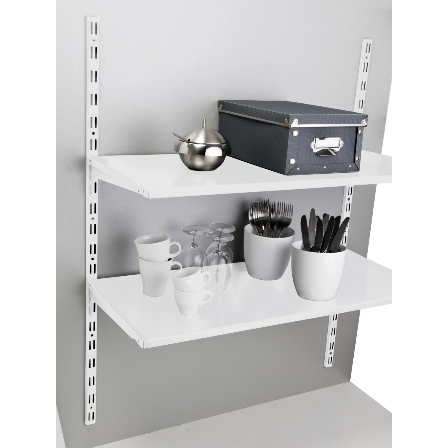 Regal mit weißen OBI Stahlblechböden (80x25cm) und Deko-Elementen.