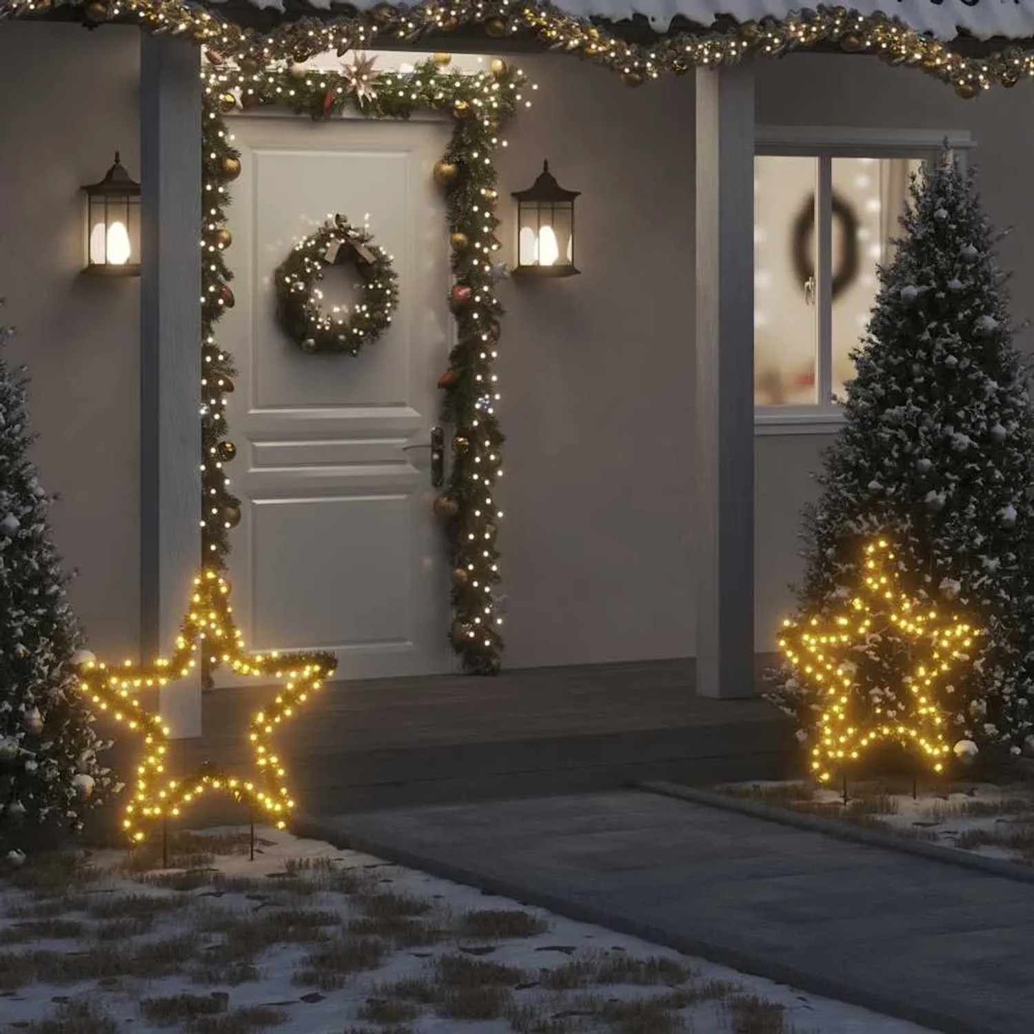 Beleuchteter Weihnachtsstern mit warmweißen LEDs und Erdspießen, mit Tannennadeln umwickelt, im Garten.