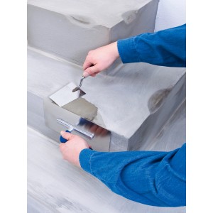 Auftragen von Knauf Reparaturspachtel auf Treppe mit Spachtel. Ausgleichsmasse für Innen & Außen.