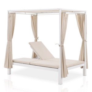 Weißes Doppel Loungebett Kreta mit beigen Polstern, verstellbarer Rückenlehne, Dach und Vorhängen für Garten & Terrasse.