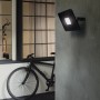 Schwarzer Eglo LED-Wandstrahler Faedo3, 50W, an grauer Wand montiert. Außenstrahler für Haus und Garten.