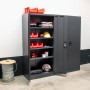Offener Rikta Metallschrank, 168 cm, anthrazit, mit Werkzeugen und Zubehör gefüllt.
