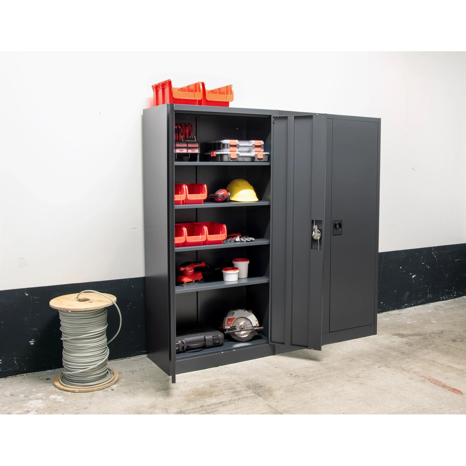 Offener Rikta Metallschrank, 168 cm, anthrazit, mit Werkzeugen und Zubehör gefüllt.
