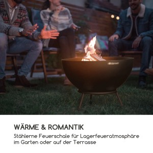 Blumfeldt Fireball Feuerschale (Ø 66cm) aus Stahl mit Feuer und Personen im Garten.