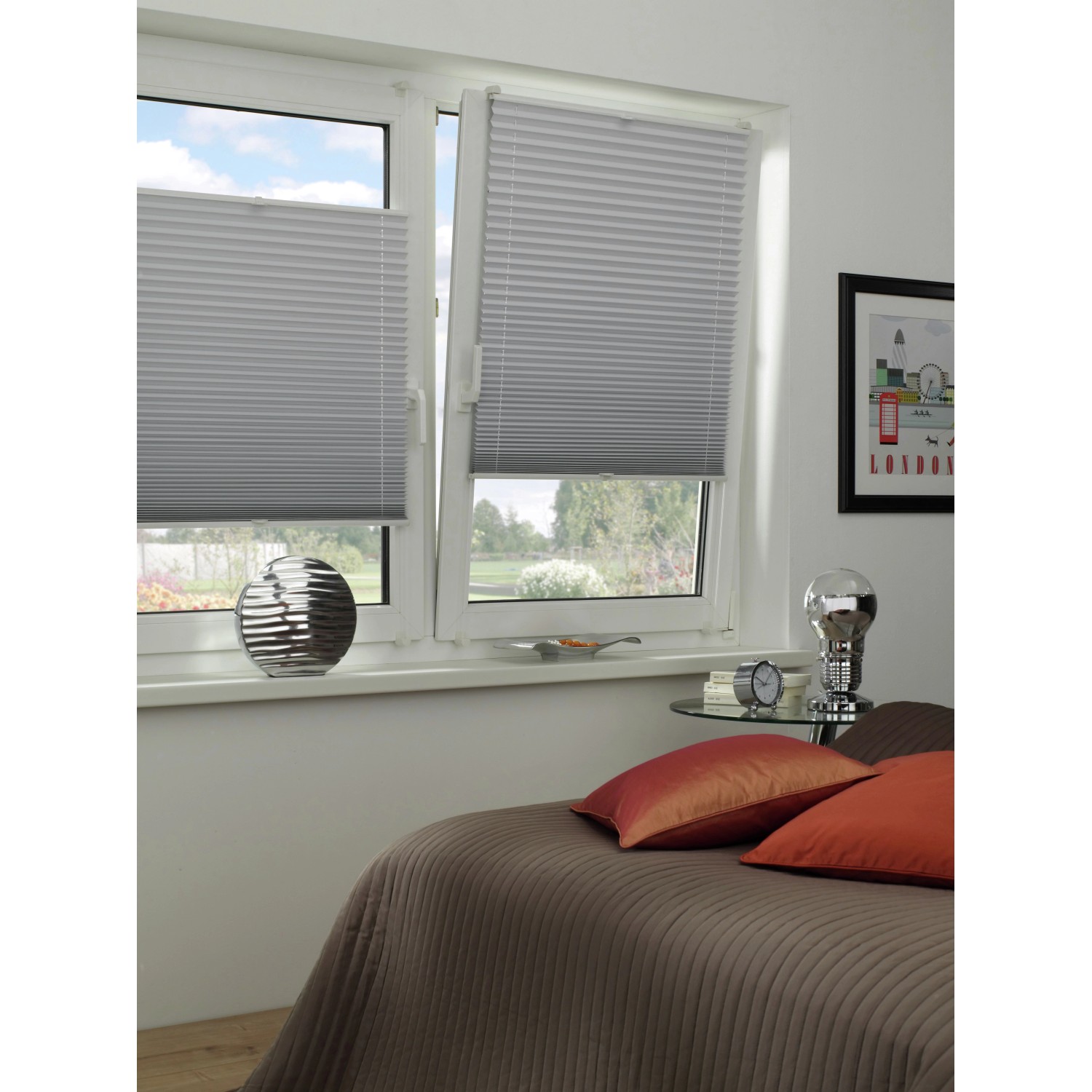 Weißes Gardinia EasyFix Thermo-Plissee, 50x130 cm, mit zwei Bedienschienen am Fenster.