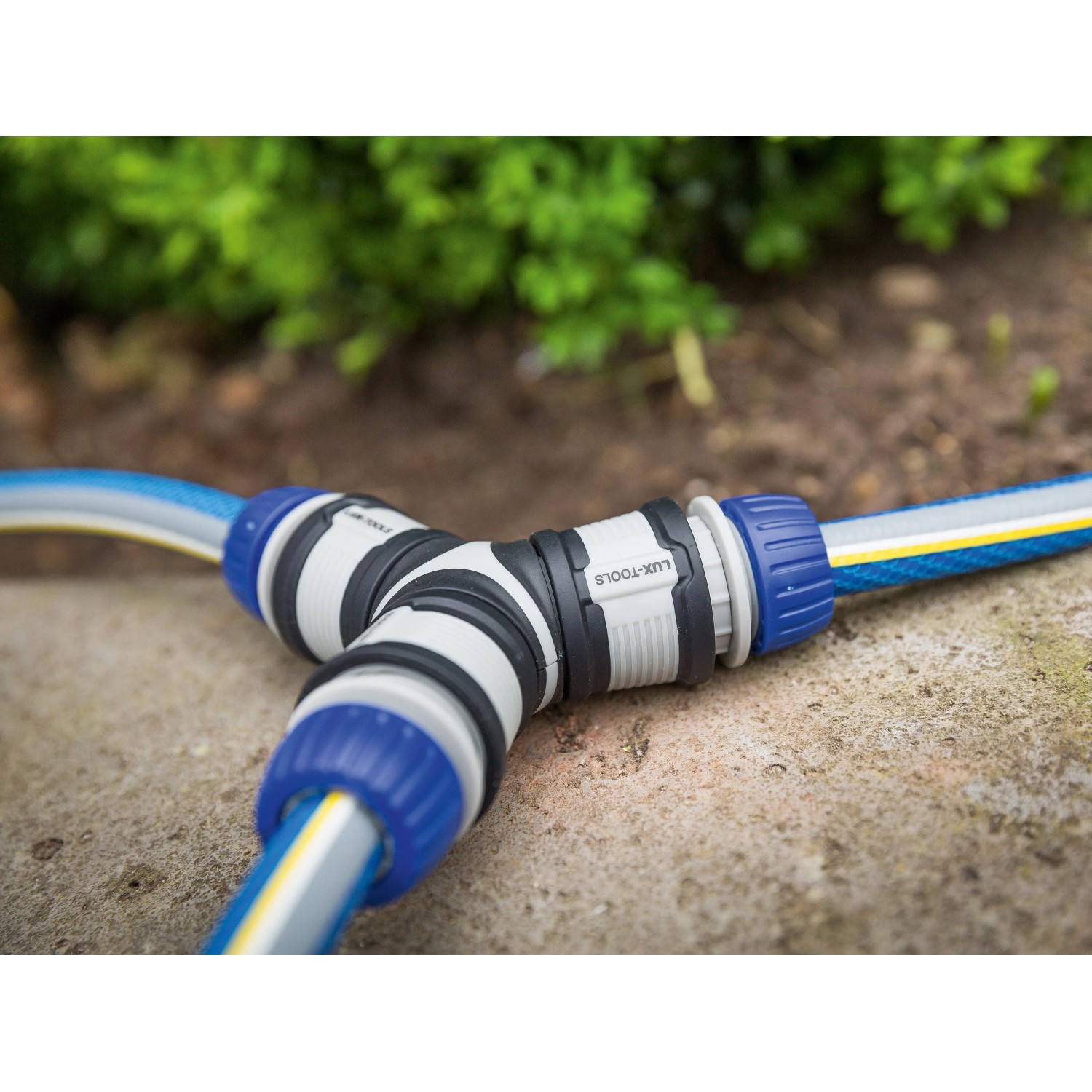 LUX Y-Stück Schlauchverbinder für Stecksystem mit zwei angeschlossenen Schläuchen.