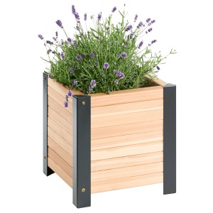 Quadratischer Wilk Pflanzkübel aus Lärche mit Lavendel und anthrazitfarbenen Metallbeschlägen.