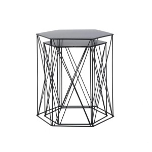Zwei schwarze, moderne Beistelltische mit sechseckigen Platten und geometrischem Metallgestell, ineinander geschoben.