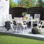 Beliani Gartentisch Set CATANIA, hellgrau, mit Tisch und 6 Stühlen auf einer Terrasse.