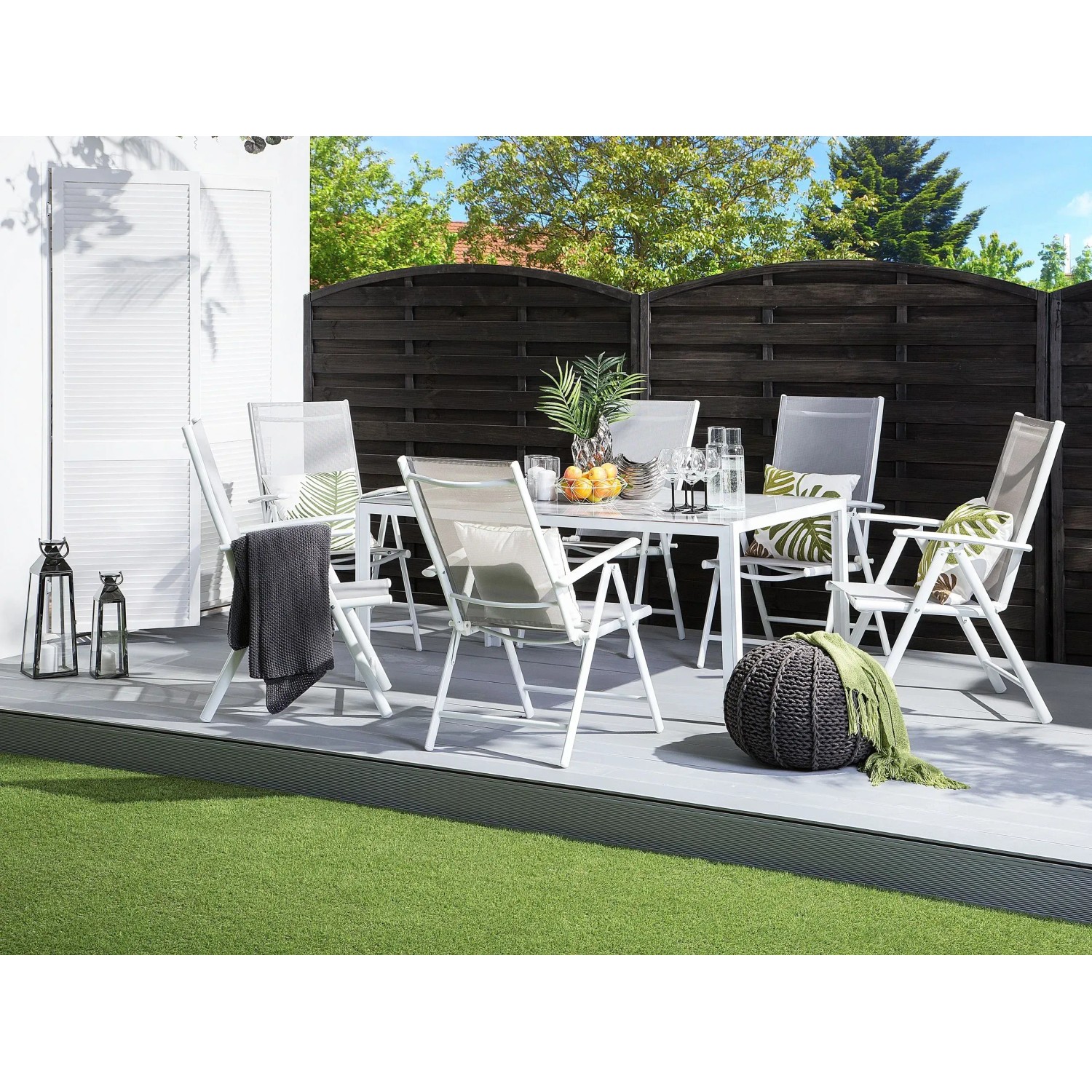 Beliani Gartentisch Set CATANIA, hellgrau, mit Tisch und 6 Stühlen auf einer Terrasse.