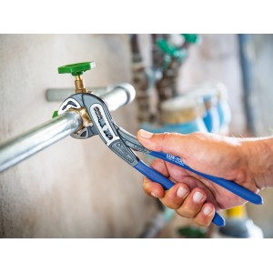 LUX Wasserpumpenzange Comfort 250 mm im Einsatz an einer Wasserleitung.