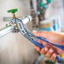 LUX Wasserpumpenzange Comfort 250 mm im Einsatz an einer Wasserleitung.