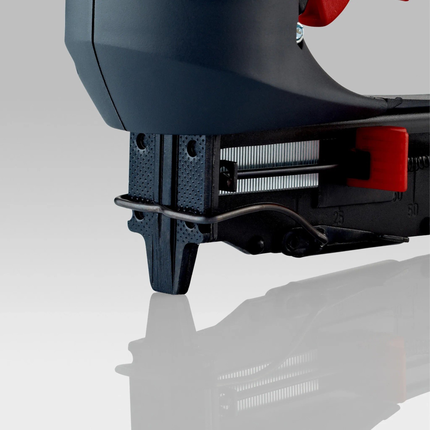 Detailaufnahme des Novus Tools Elektrotackers J-165 Panel, spezialisiert für Profilholzkrallen und Zierleisten.