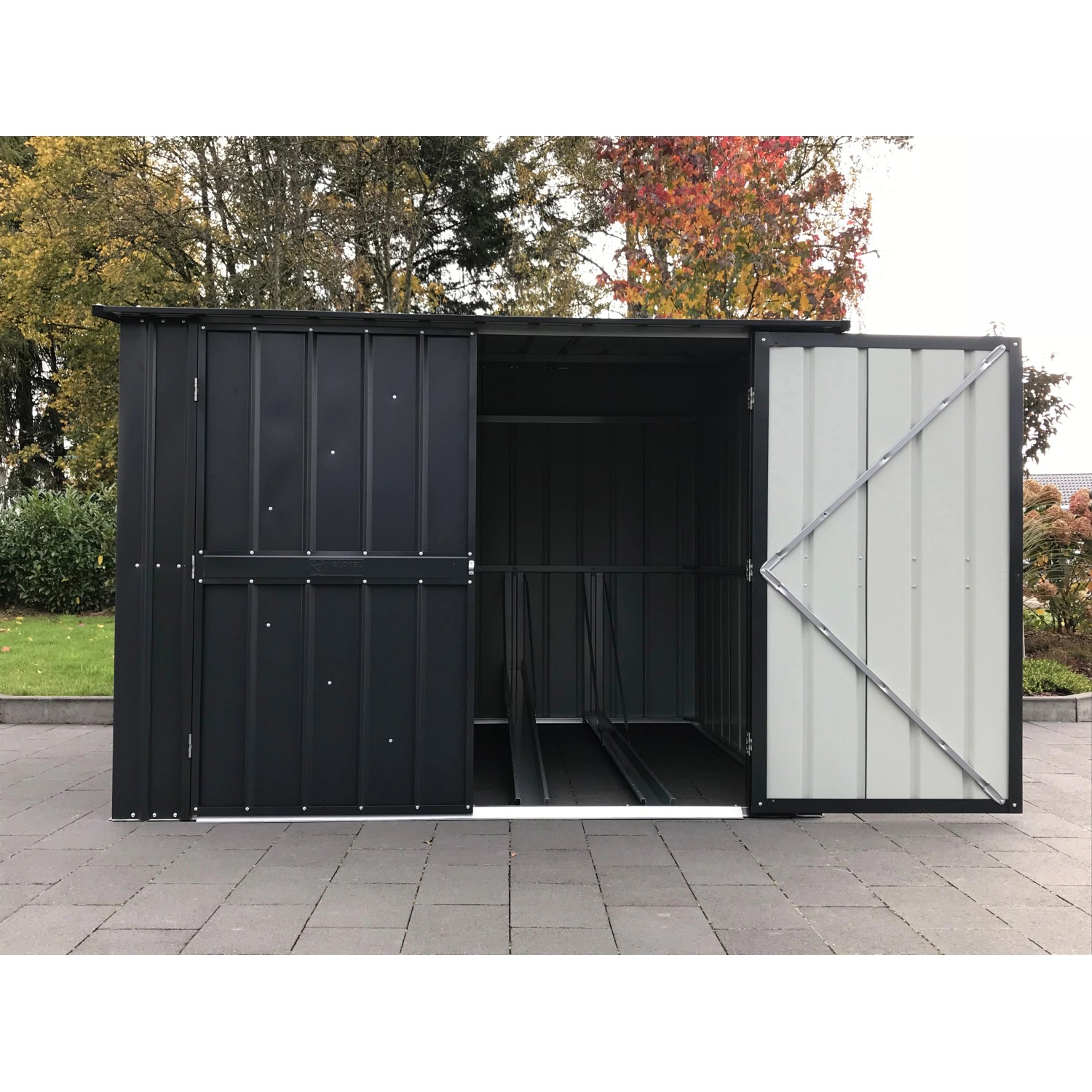 Globel Fahrradbox Family in Anthrazit mit geöffneten Türen und 4 Fahrradhaltern.