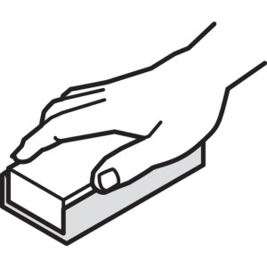 Hand hält Schleifblock, zeigt manuelle Anwendung von Klingspor Schleifzubehör für Metall, Holz.
