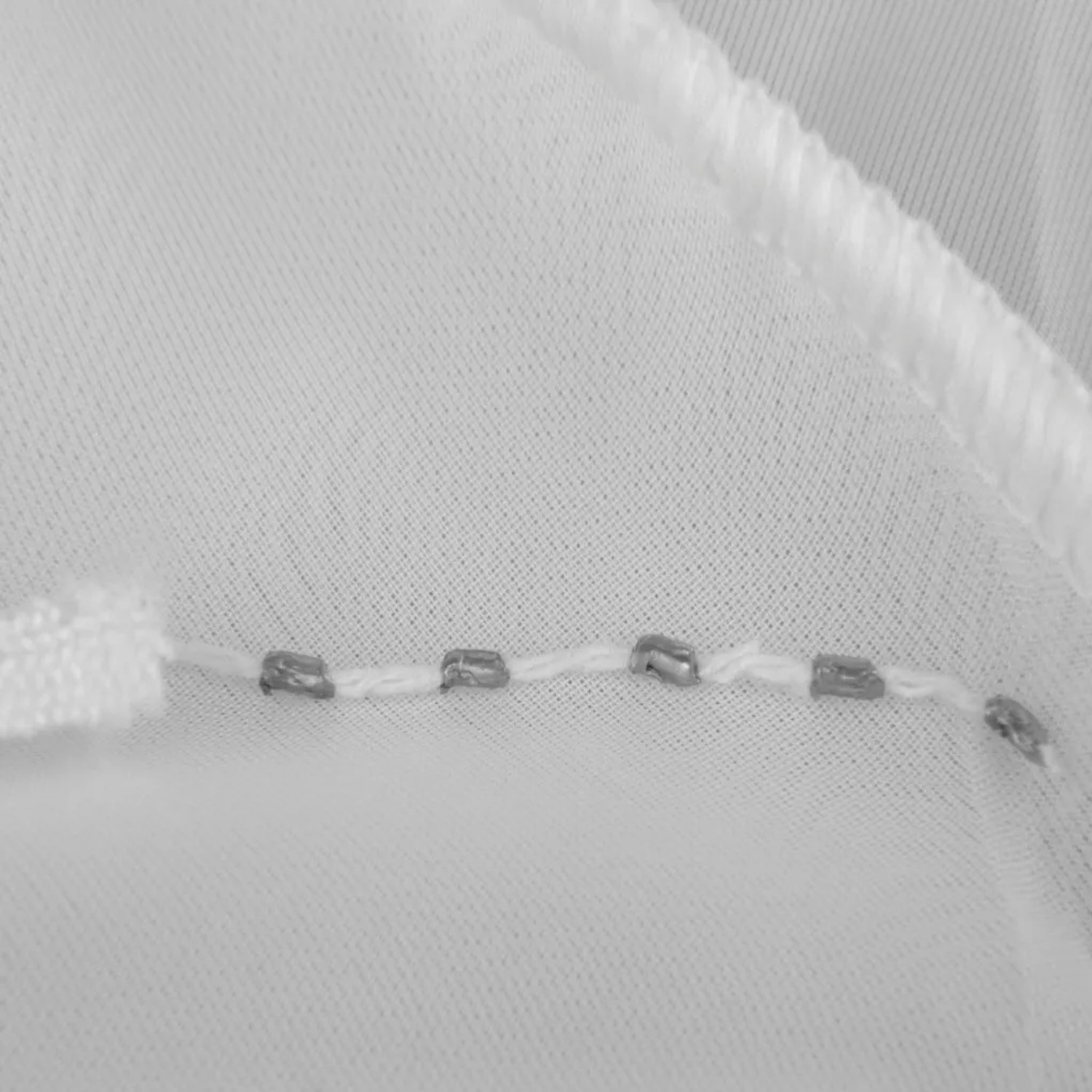 Detailaufnahme: Weißer Bestlivings Voile Gardine Skylight mit Bleiband und Universalband.