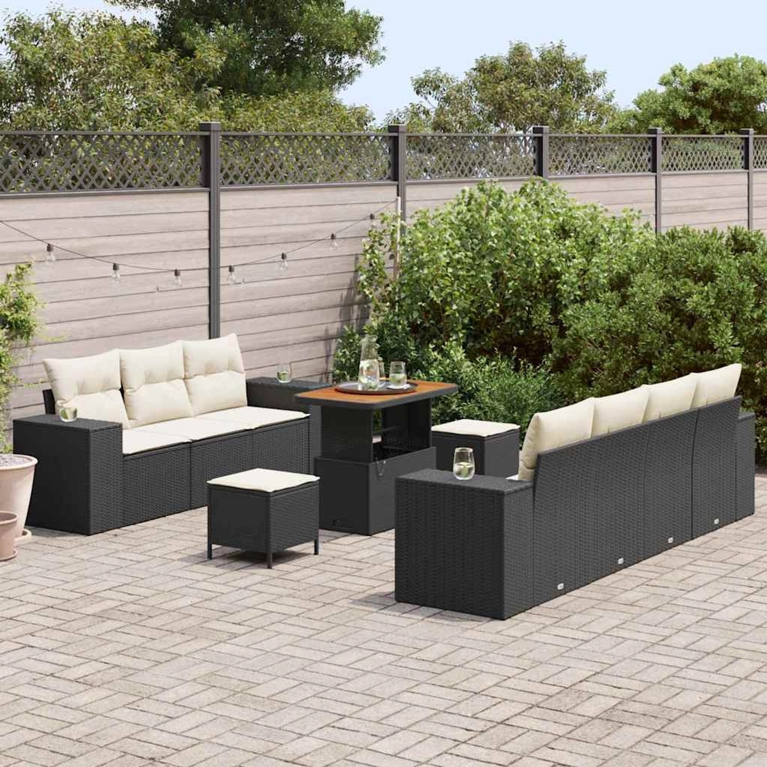Schwarzes 10-tlg. vidaXL Garten-Sofa-Set aus Poly Rattan mit Tisch und Hockern.