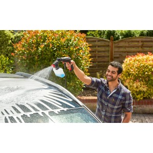 Mann reinigt Auto mit Bosch 360°-Sprühpistole für Aquatak Hochdruckreiniger.