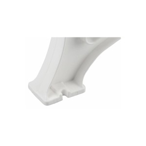 Detailaufnahme: Fuß einer weißen PROREGAL Gartenbank Jamaika, Kunststoff, Vorrichtung zur Bodenbefestigung.