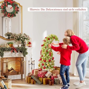 Festliche Szene: Frau und Kind schmücken einen grünen künstlichen Weihnachtsbaum mit Kugeln. Viele Geschenke am Fuß des Baumes.