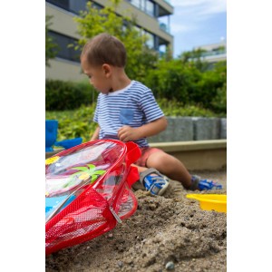 Hape Sandspielzeug Strandrucksack, 7-teilig, mit Eimer, Schaufel und Förmchen im Sandkasten.