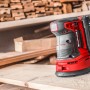 Einhell Akku-Exzenterschleifer TE-RS 18 Li mit Akku beim Schleifen von Holz.