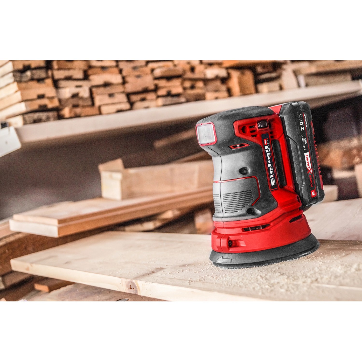 Einhell Akku-Exzenterschleifer TE-RS 18 Li mit Akku beim Schleifen von Holz.
