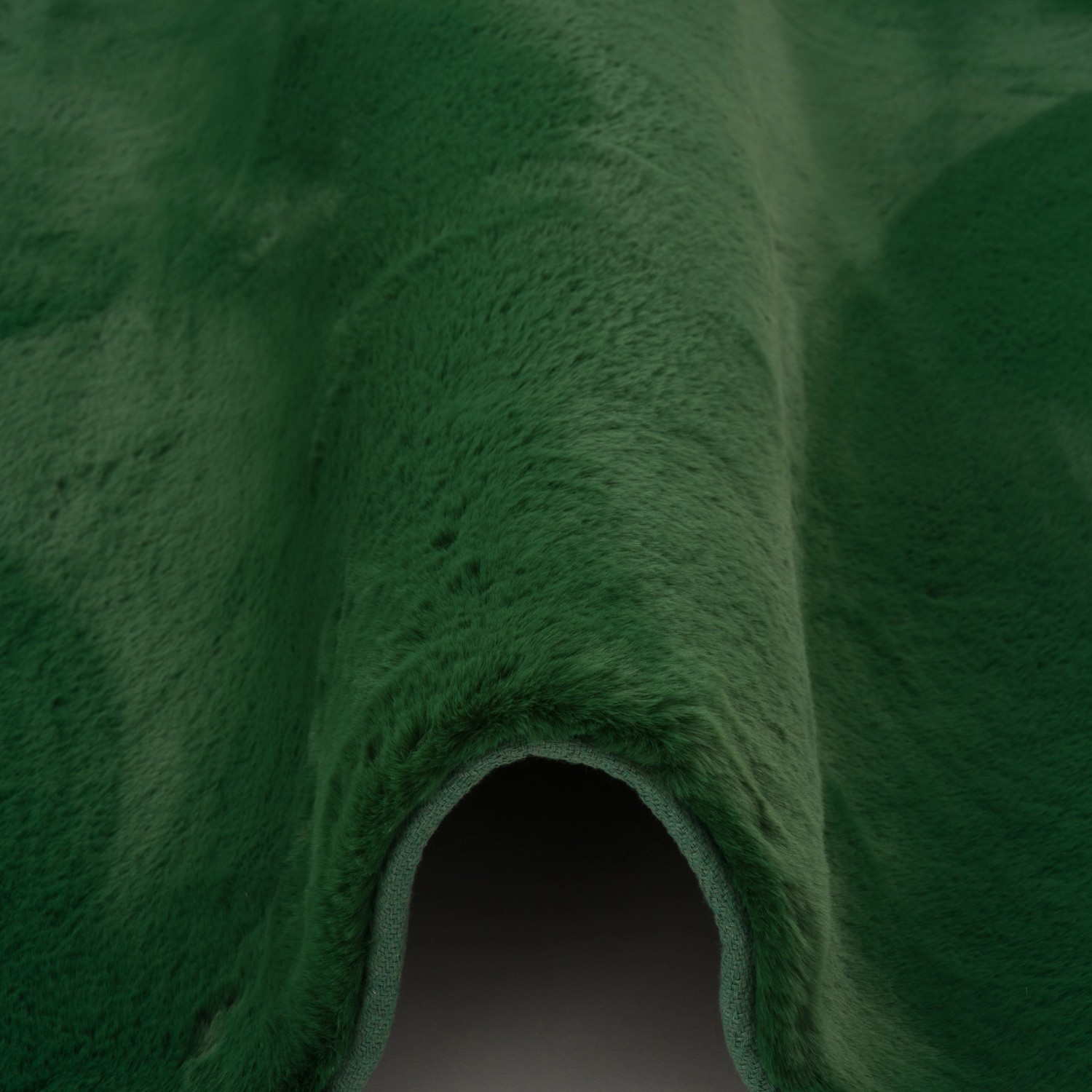 Detailaufnahme: Grüner Pergamon Luxus Fellteppich (90x160cm). Weicher Kurzflorteppich mit luxuriöser Optik.