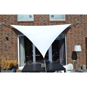Weißes Floracord Dreiecksonnensegel (460x460x460 cm) spendet Schatten auf Terrasse mit Tisch und Stühlen.
