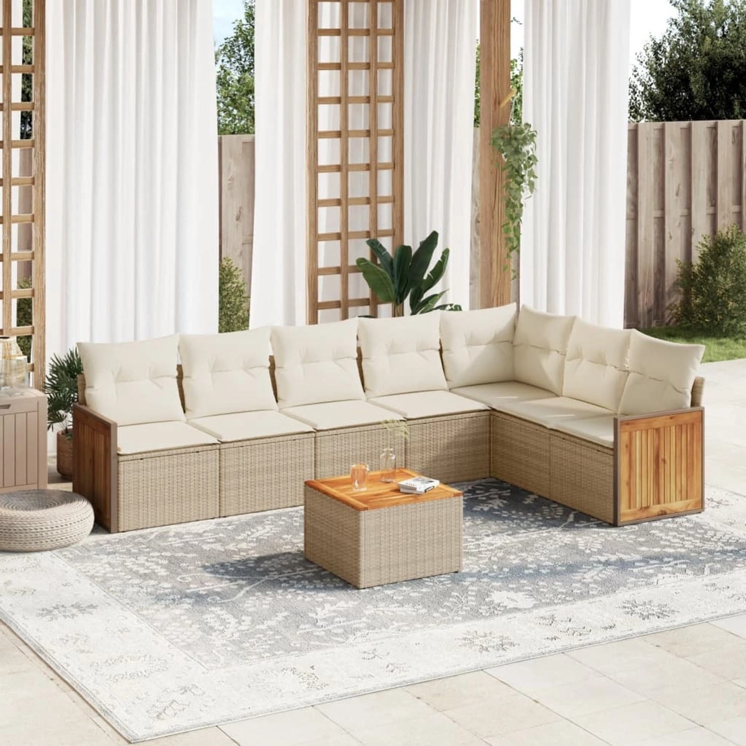 Beige 8-tlg. Garten-Sofagarnitur aus Poly Rattan mit cremeweißen Kissen und Akazientisch.