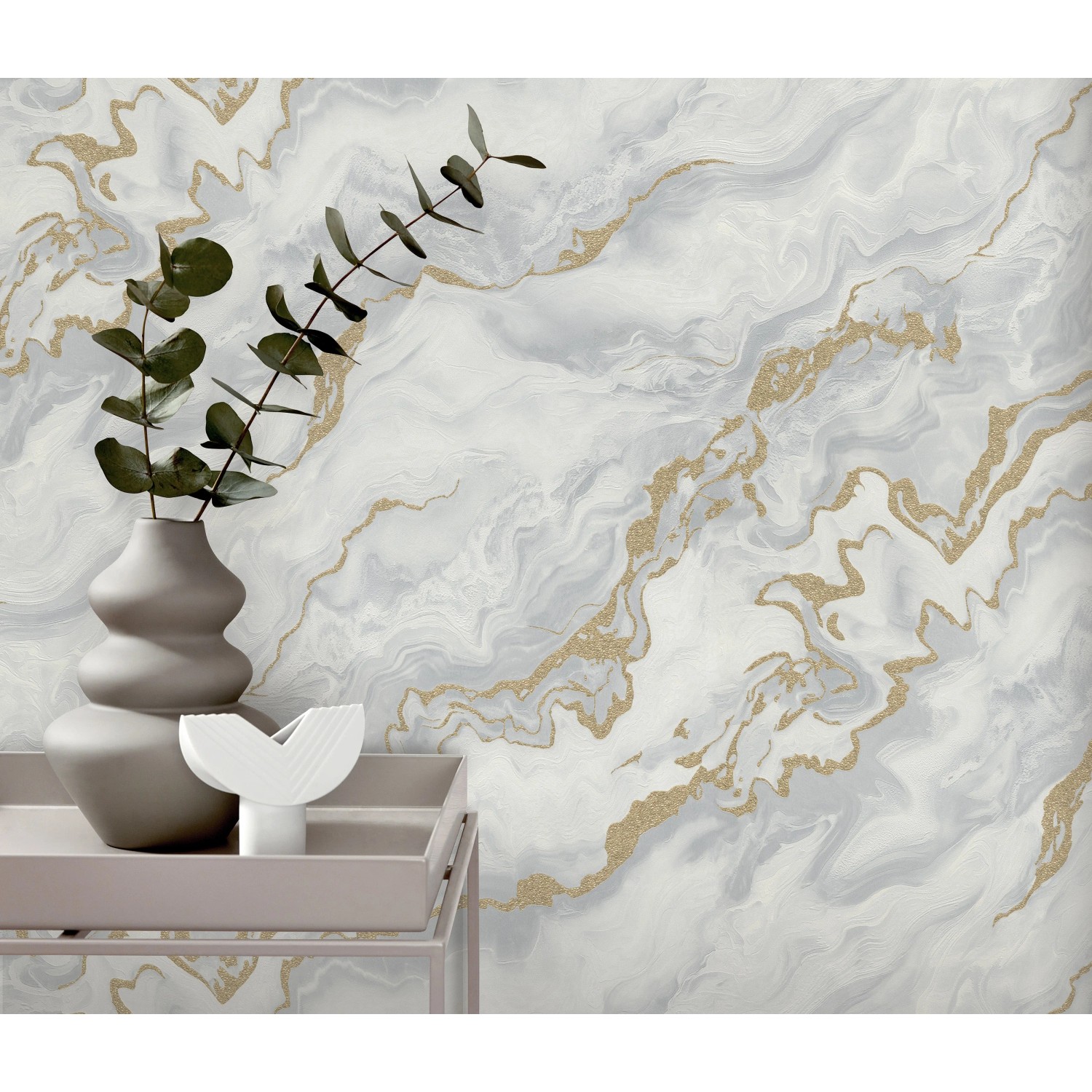 Erismann Vliestapete Elle Decoration 4 Mystic Spell Hellgrau mit Marmor- und Glitzereffekten.