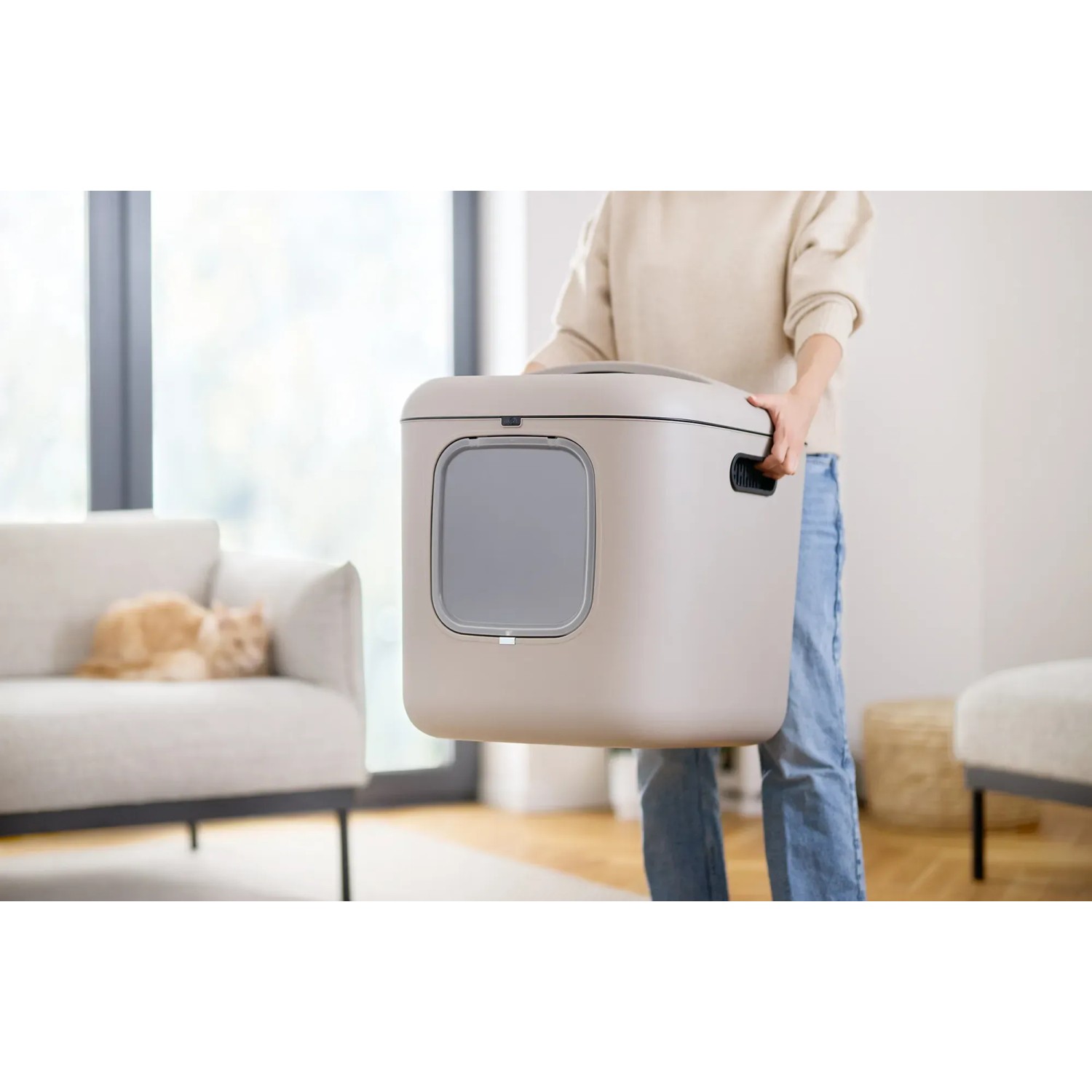 Rotho Katzentoilette Biala XL in Cappuccino wird von einer Person getragen.