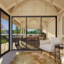 Palmako Pavillon Bianca Set: Weiß lackiertes Weekendhaus mit Schiebetüren und Eck-Tresenanlage.