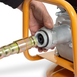 Detailaufnahme: Anschluss der Rüttelflasche am EBERTH Betonrüttler (Baumaschine).