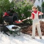 Scheppach Gartenrollsieb RS 400 beim Sieben von Kompost in eine Schubkarre.
