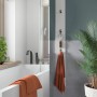 Weißes Paneel Prisma 150 cm als Wandpaneel mit Haken im Badezimmer.