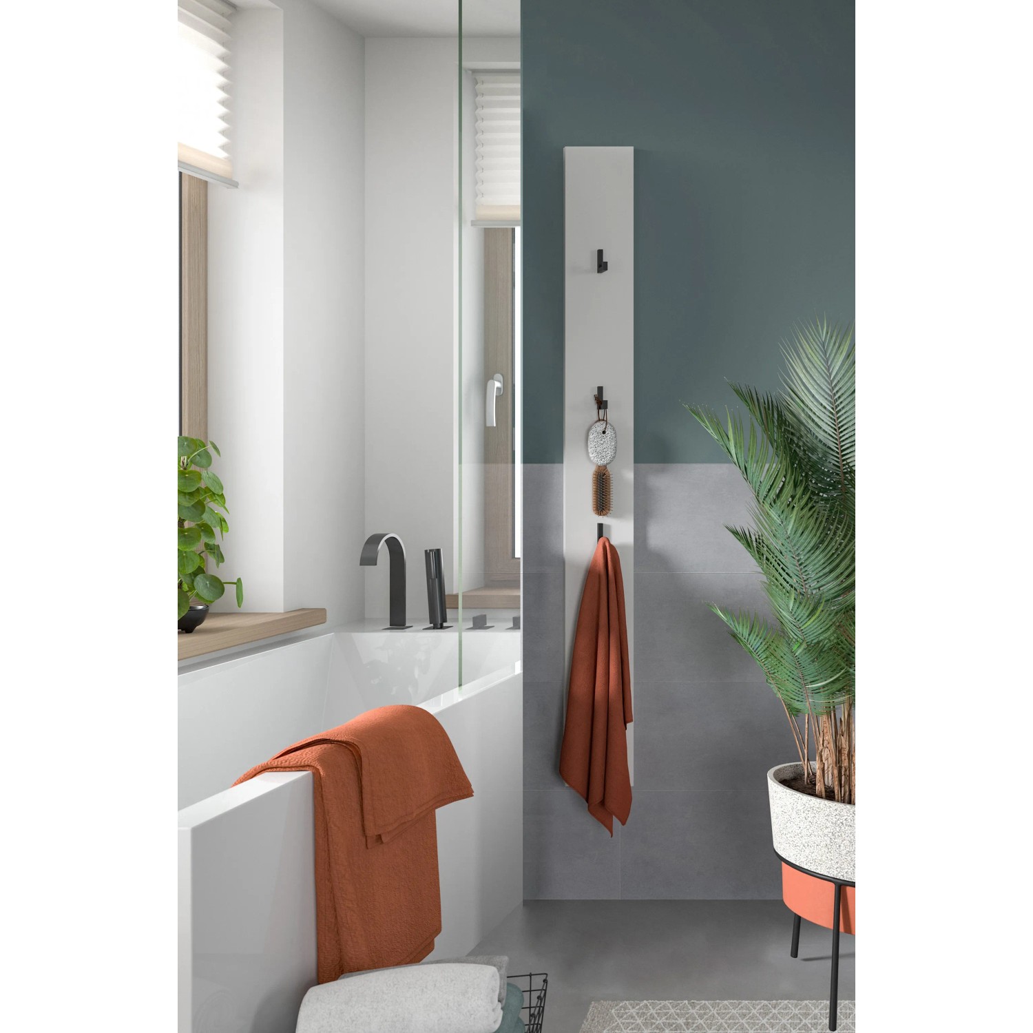 Weißes Paneel Prisma 150 cm als Wandpaneel mit Haken im Badezimmer.
