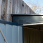 Detailaufnahme: Anlehngerätehaus Lean-To 58 in Anthrazit, geöffnete Tür, Metall, feuerverzinkt.