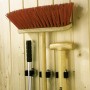 5-teiliges Gerätehalter-Set an einer Holzwand mit Besen, Schaufel und Hammer.