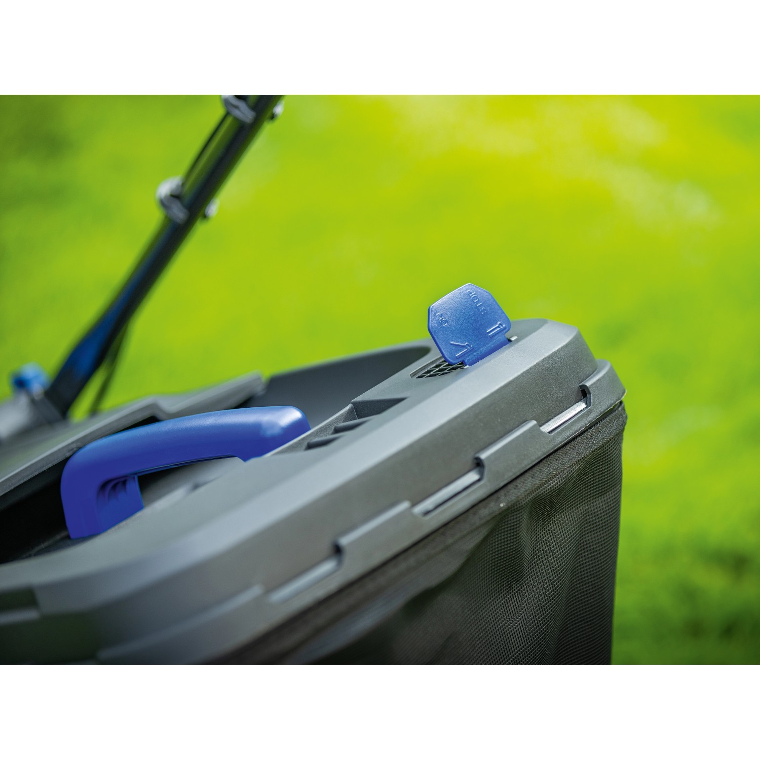 Detailaufnahme: LUX-TOOLS Elektro-Rasenmäher E-RM-1800/43 mit Textilfangsack und Füllstandsanzeige.