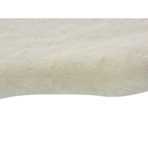 Detailaufnahme: Weißer Kunstfell-Teppich (60x90 cm), weicher Flor.