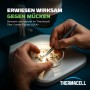 Mückenabwehr Test: Pinzette hält Mücke unter Mikroskop. Thermacell Insektenschutz.