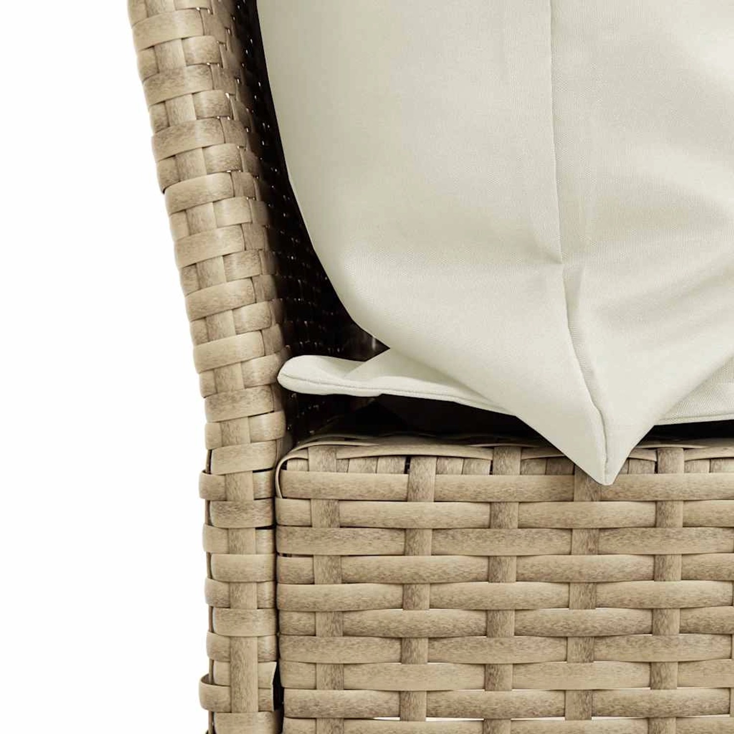Detailaufnahme: Beige vidaXL Garten-Sofagarnitur aus Rattan mit cremefarbenen Kissen.