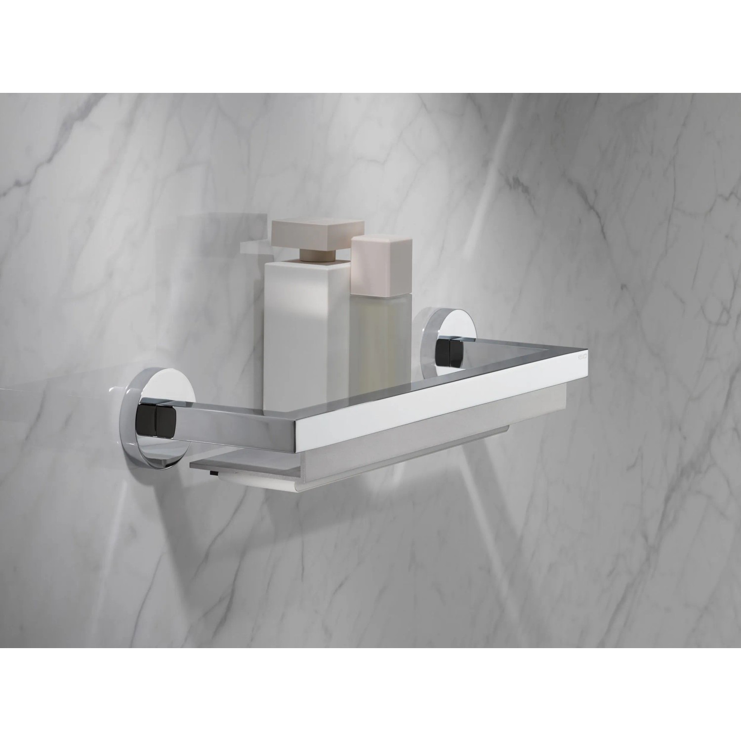 Keuco Duschablage Edition 90, 34 cm, verchromt/silber-eloxiert, mit Badutensilien auf Marmorwand.
