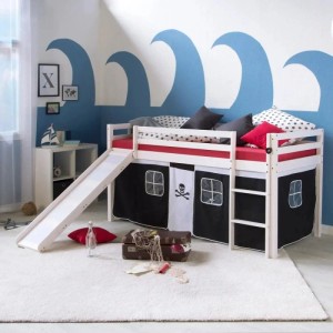 Weißes Kinderhochbett 90x200 aus Holz mit Rutsche, Leiter und Piraten-Vorhang. Spielbett für Kinder.