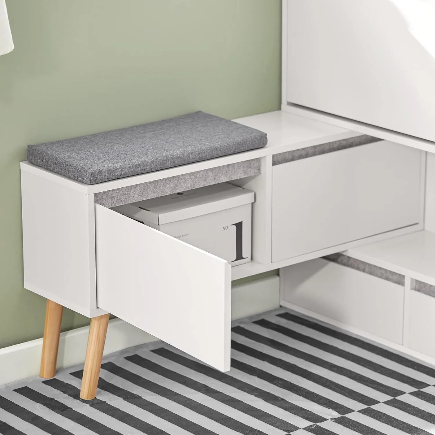 Weißer SoBuy Schuhkipper FSR134-W mit Sitzbank und Stauraum für Schuhe im Flur.